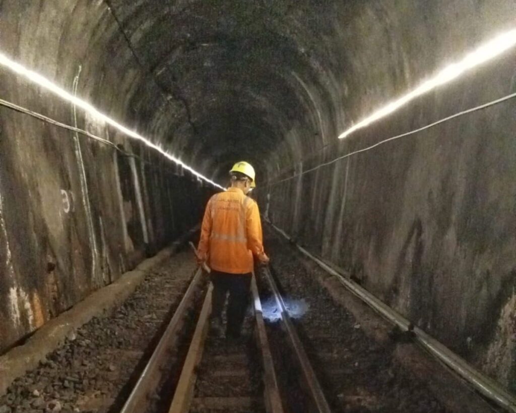 Peran-Vital-Penjaga-Terowongan-Kereta-Api-yang-Jarang-1-4