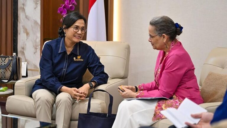 menteri-keuangan-sri-mulyani-saat-melakukan-pertemuan-dengan-duta-besar-amerika-serikat-untuk-indonesia-he-kamala-shirin-lakhd-1744960115144_169