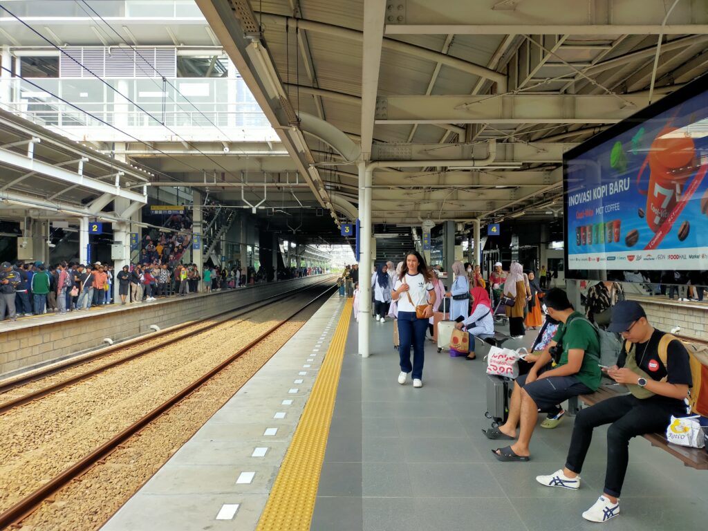 KAI-Daop-1-Jakarta-Lakukan-Berhenti-Luar-Biasa-BLB-di-Stasiun-Jatinegara-untuk-Sejumlah-KA-Jarak-Jauh-pada-20-Mei-2025-2