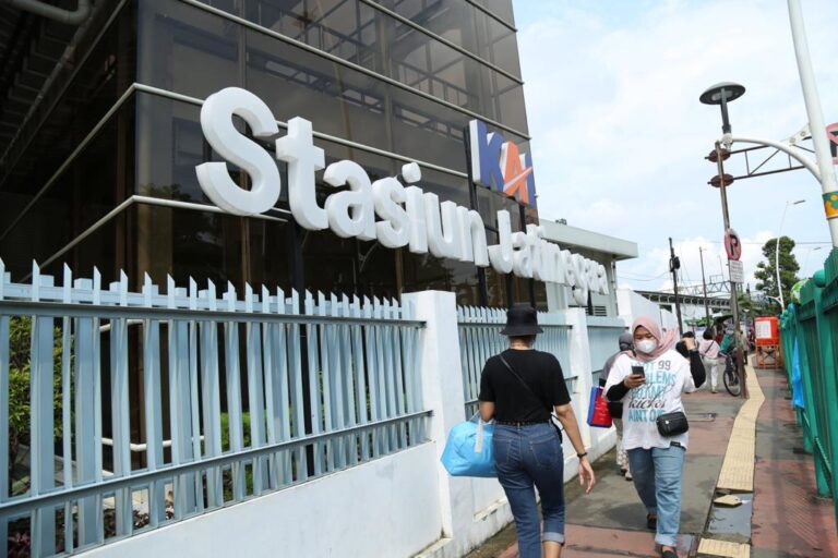 KAI-Daop-1-Jakarta-Lakukan-Berhenti-Luar-Biasa-BLB-di-Stasiun-Jatinegara-untuk-Sejumlah-KA-Jarak-Jauh-pada-20-Mei-2025-3-2
